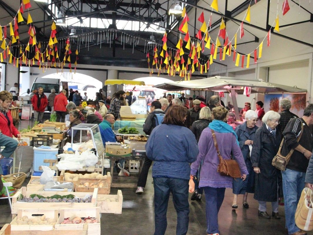 Marché du lundi sous la halle aux volailles