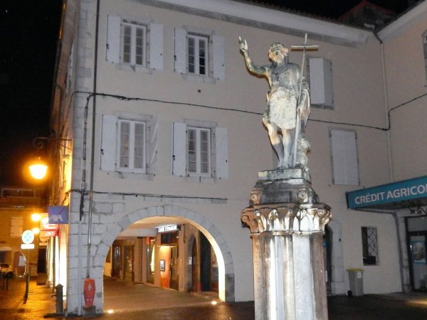 Statue Saint Jean-Baptiste la nuit