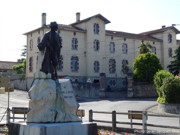 La maison des associations et Bertrand de Lassus