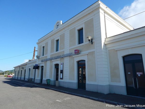 Gare vue de l'extérieur