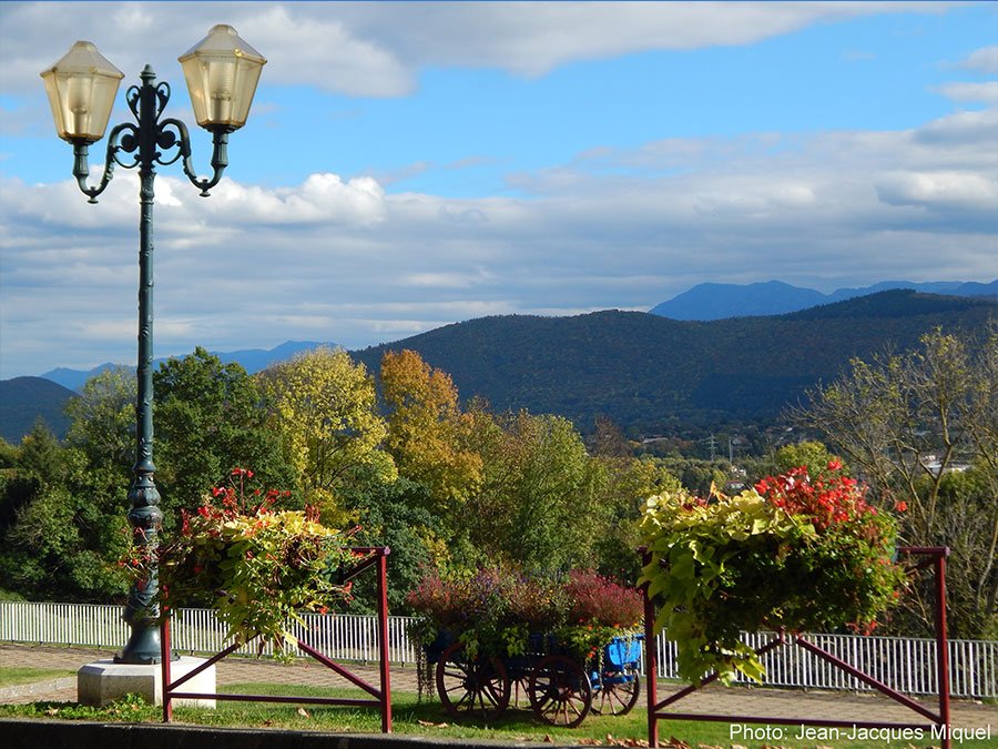 Boulevard lampadaire et Pyrénées