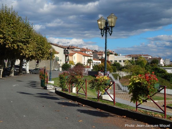 Boulevard lampadaire et la ville
