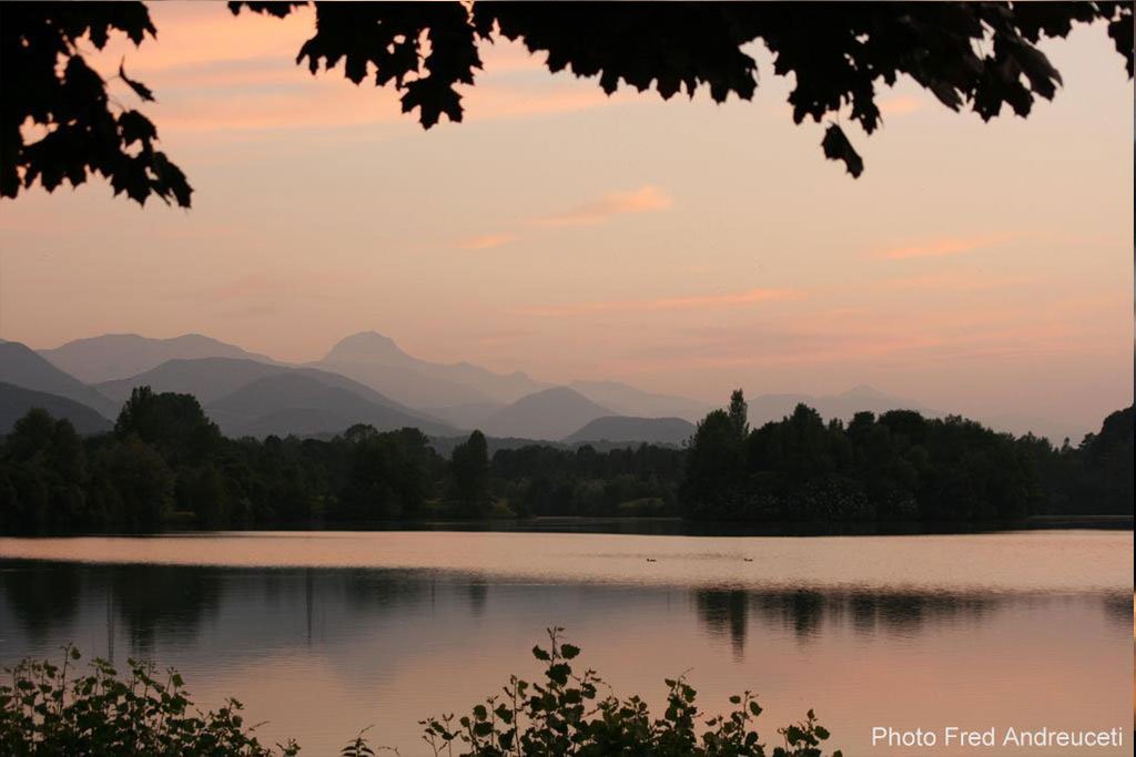 Couchant sur les Pyrénées depuis le lac