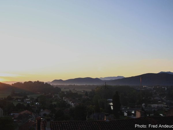 Soleil levant sur la ville