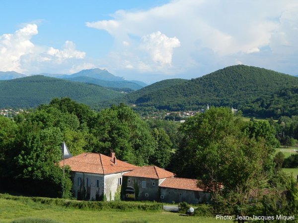 La ferme de Sarrieu et les Pyrénées